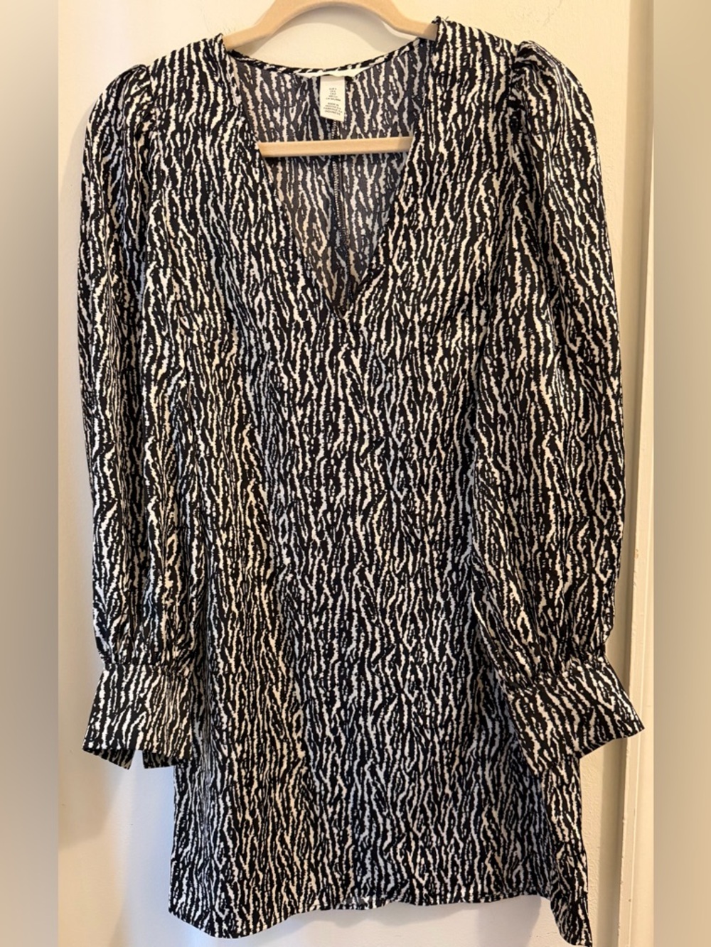 H & M  V-Neck Dress Printed in Black and White Loose Fit
